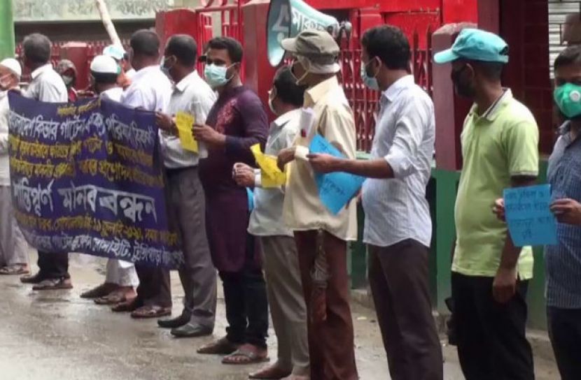 প্রণোদনার দাবিতে করোনায় ক্ষতিগ্রস্ত কিন্ডারগার্টেন শিক্ষকদের মানববন্ধন 