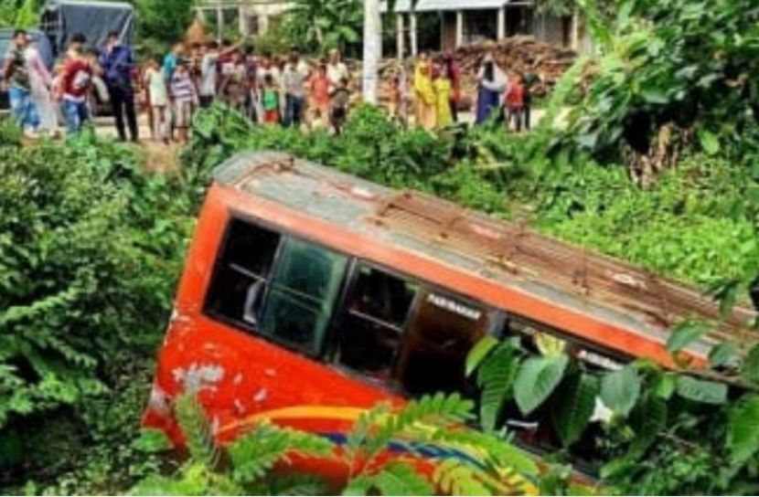 ব্রাহ্মণবাড়িয়ায় বাস খালে, আহত ১০