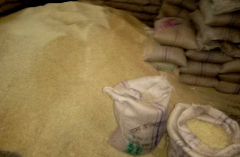 নিম্নমানের পচা চাল মেশানো হচ্ছিল ভিজিডির ভালো চালের সঙ্গে