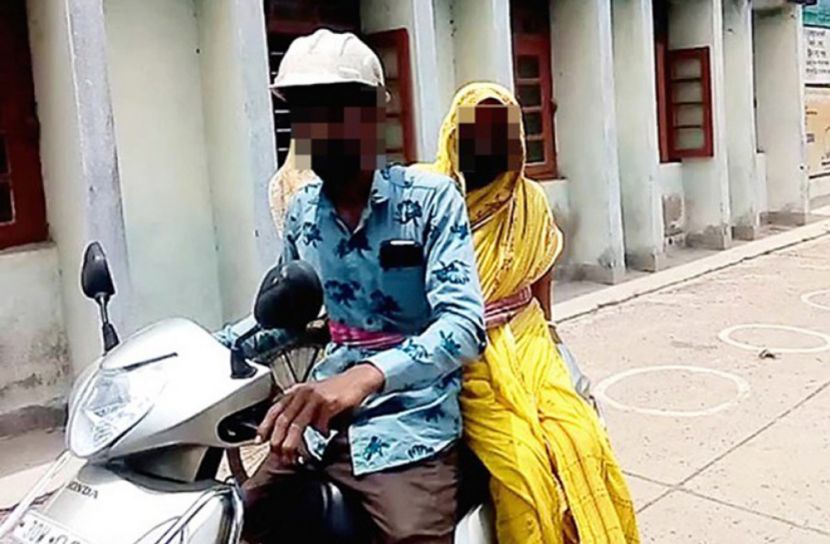 মাকে কোমরে গামছা বেঁধে হাসপাতালে নিয়ে যাচ্ছে ছেলে