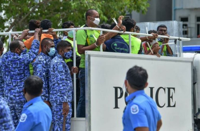 পুলিশের গাড়িতে তোলা হয়েছে বিক্ষোভকারীদের