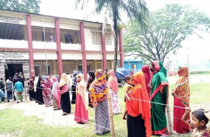 স্বাস্থ্যবিধি মেনে চলছে ভোটগ্রহণ