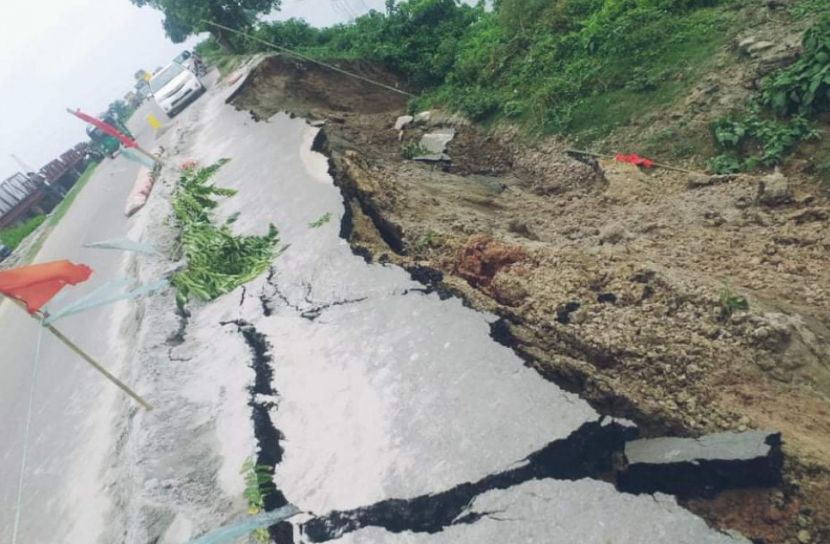 ঢাকা-আগরতলা আন্তর্জাতিক সড়কে ধস, তিন ঠিকাদার আটক