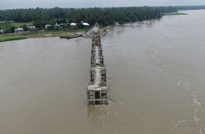 পানিবন্দি সিরাজগঞ্জে লাখো মানুষ