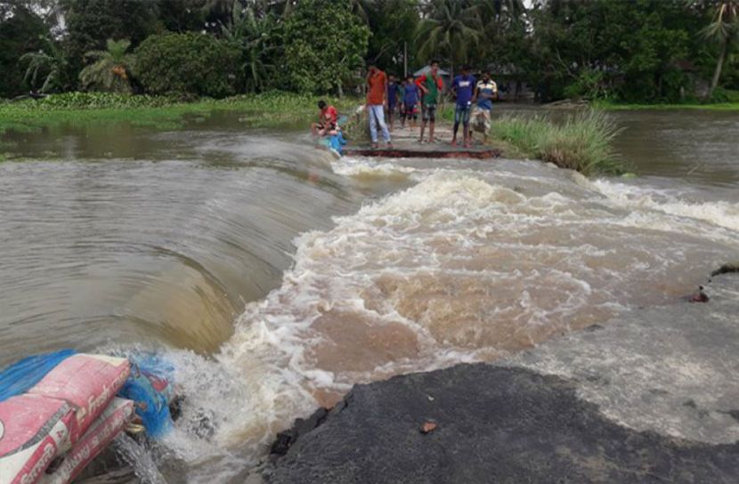 সড়ক ভেঙে এবার লোকালয় প্লাবিত