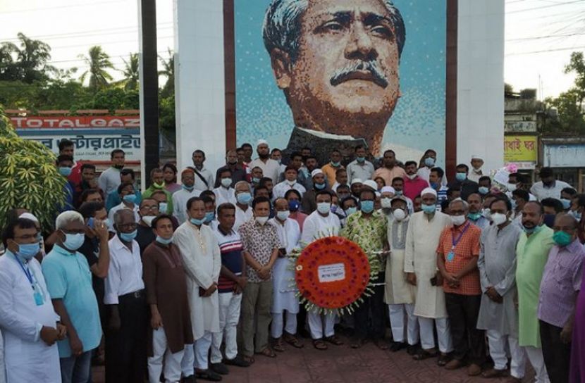 বঙ্গবন্ধুর ম্যুরালে নবনির্বাচিত এমপি শাহীন চাকলাদারের শ্রদ্ধা