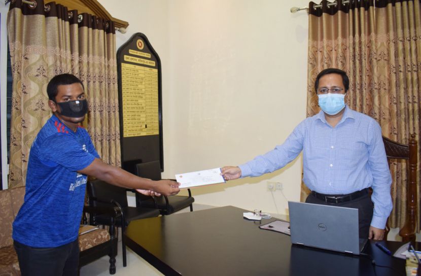 ঝাড়ু ছেড়ে ফুটবল মাঠে ফিরছেন ম্যানচেস্টারে প্রশিক্ষণ পাওয়া সেই রিপন