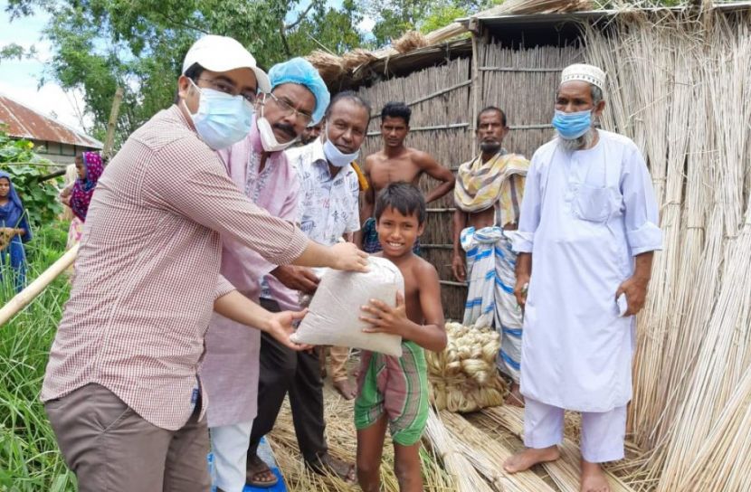ফরিদপুরে বন্যার্তদের মাঝে ত্রাণ বিতরণ 