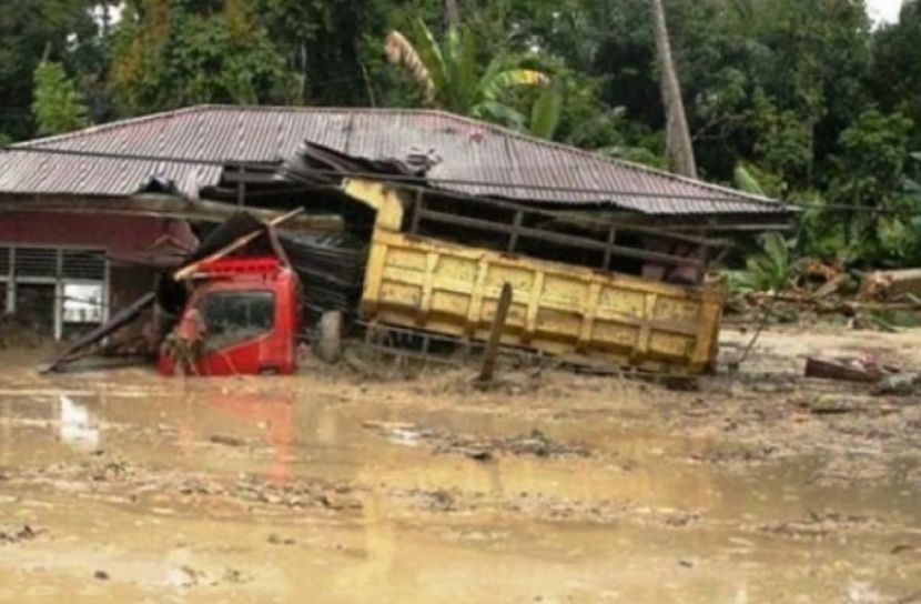 ইন্দোনেশিয়ায় প্রবল বন্যায় নিহত ৩০