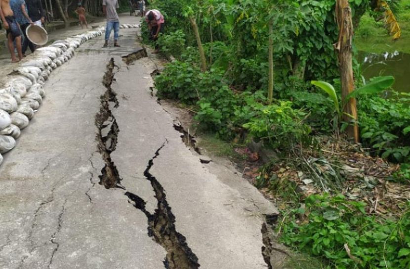 পদ্মায় পানি বেড়ে ঝুঁকির মুখে ফরিদপুর-সদরপুর সড়ক