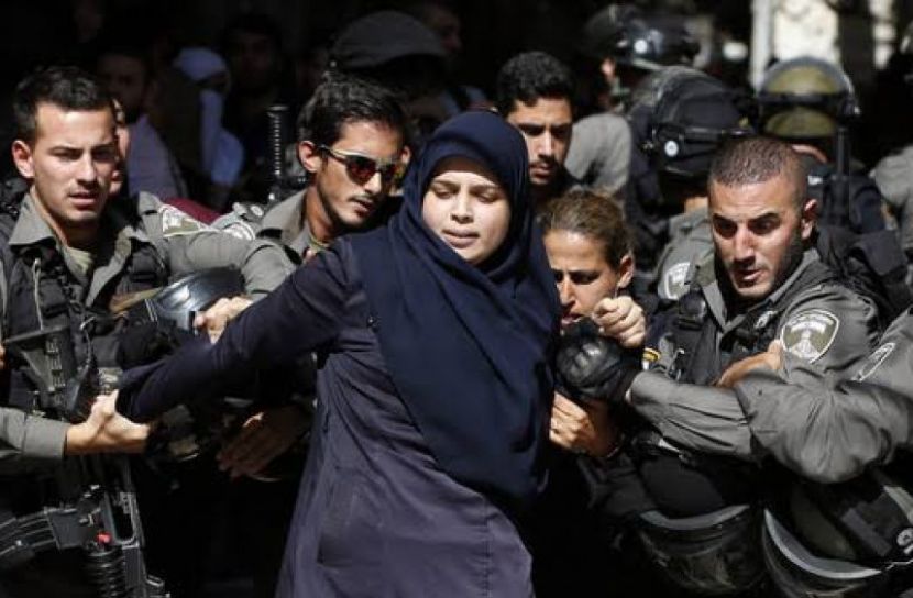 ফিলিস্তিনি নারীদের আটক করছে ইসরায়েল