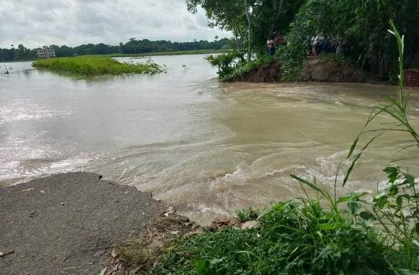 বন্যার পানির তোড়ে ভেঙেছে ফরিদপুর শহররক্ষা বাঁধ 