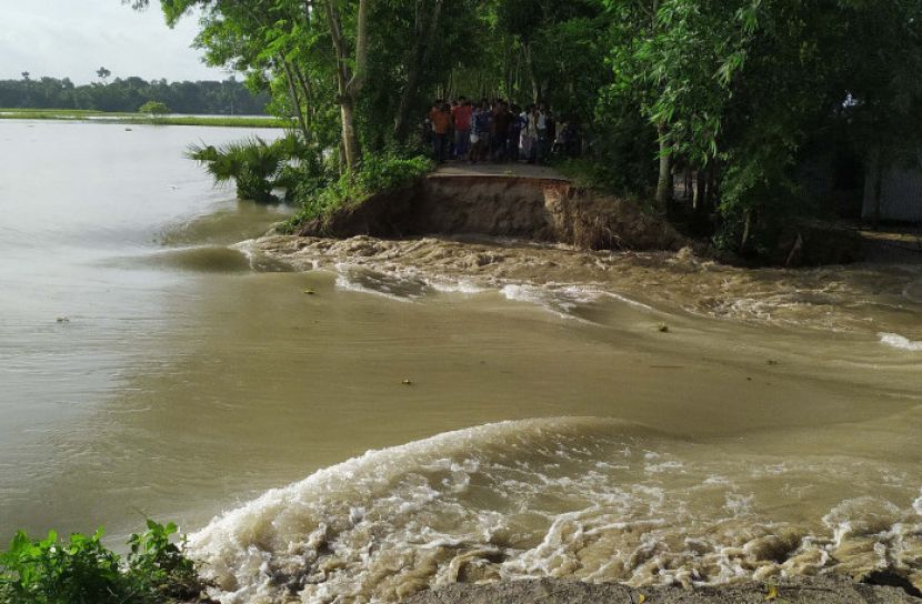 ফরিদপুর শহররক্ষা বাঁধ ভেঙে ঘর-বাড়ি বিধ্বস্ত