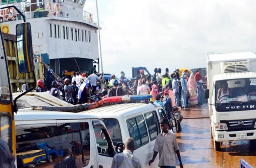 পদ্মায় তীব্র স্রোতে ফেরি চলাচল ব্যাহত