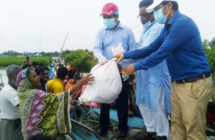 পানিবন্দিদের দ্বারে দ্বারে খাবার নিয়ে ফরিদপুরের জেলা প্রশাসক