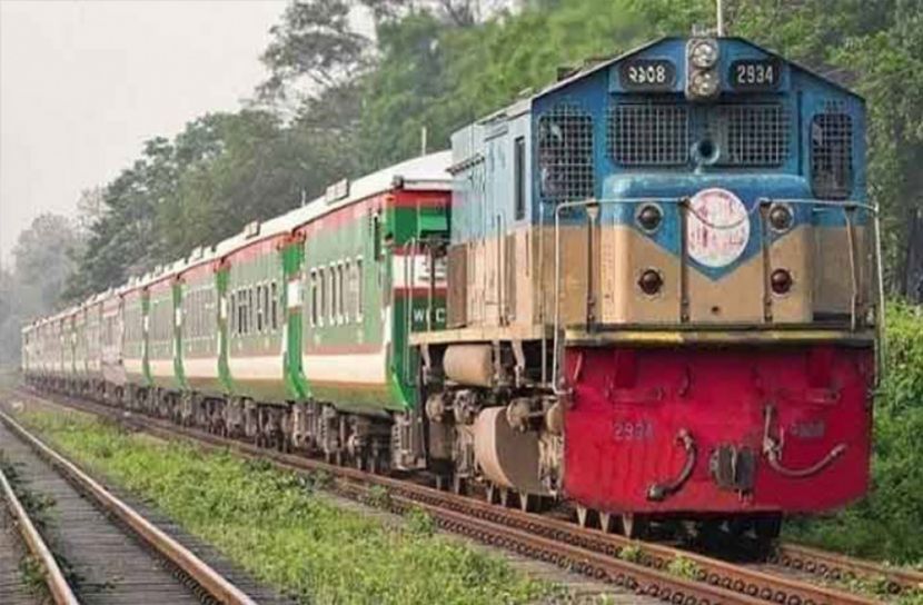 ট্রেনে চড়ছে না কোরবানির পশু