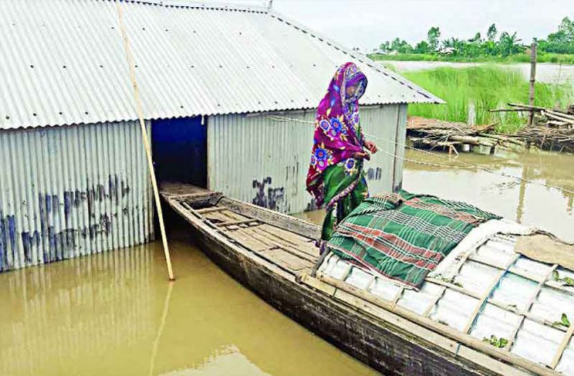 খাবার ও আশ্রয় খুঁজে দিশাহারা বন্যায় ঘরছাড়া মানুষ