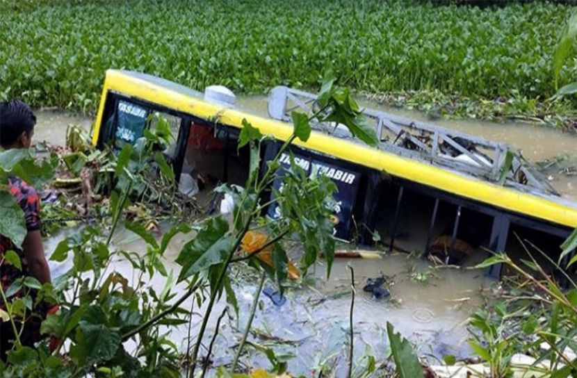 ২৫ যাত্রী নিয়ে বাস খালে, নিখোঁজ ২১