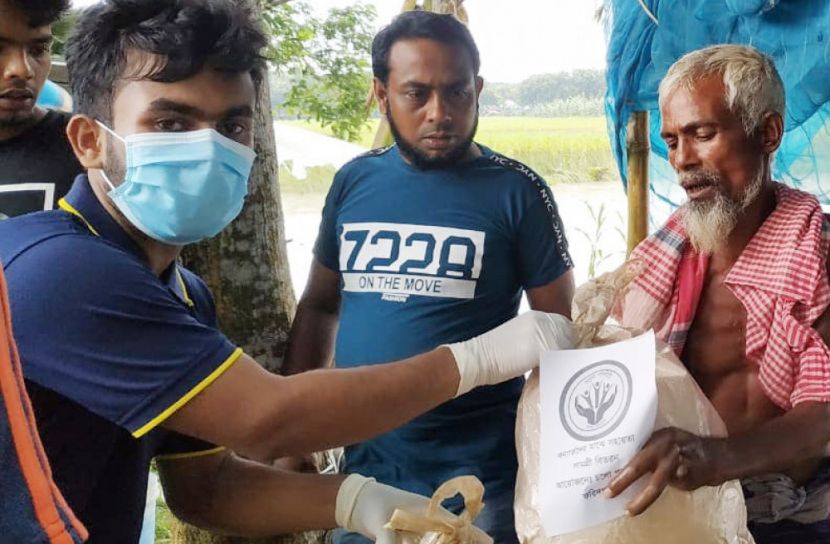 ফরিদপুরে বন্যার্তদের পাশে ‘চলো পাল্টাই’