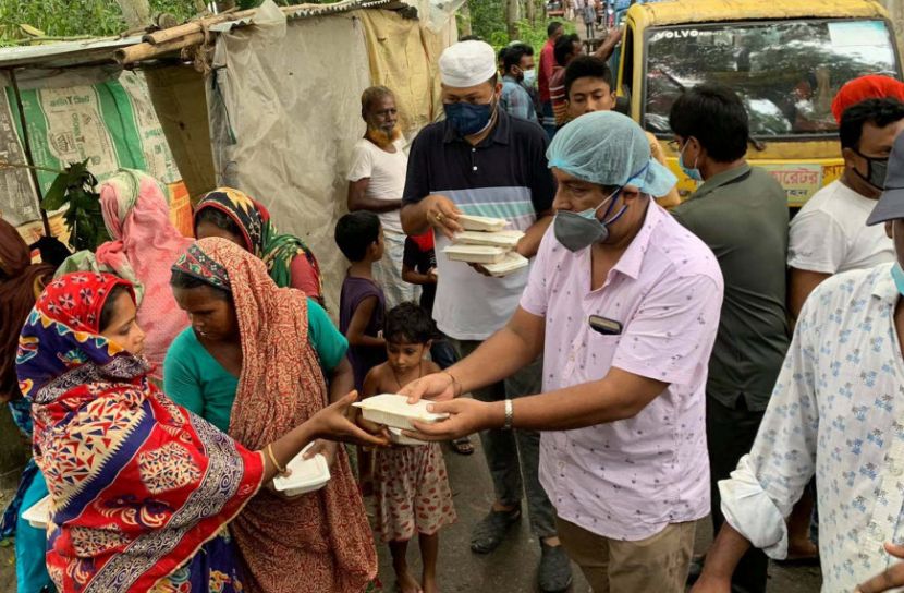ফরিদপুরে বন্যার্তদের মাঝে খাদ্য সামগ্রী ও নগদ অর্থ বিতরণ