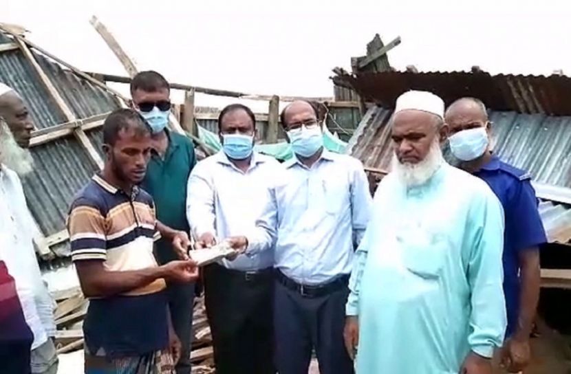 চরফ্যাশনে ঘরচাপায় নিহতদের পরিবারকে প্রধানমন্ত্রীর অনুদান 