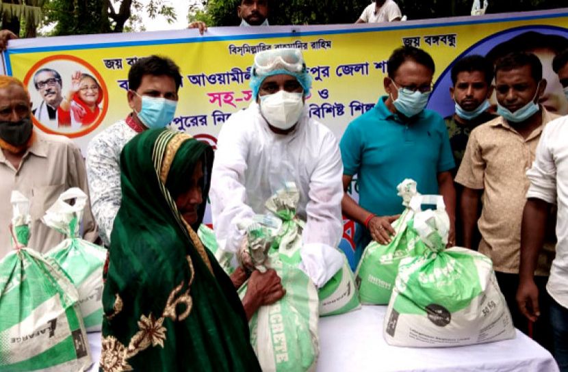 বানভাসিদের খাদ্য সহায়তা ফরিদপুর ওয়েলফেয়ার ফাউন্ডেশনের 