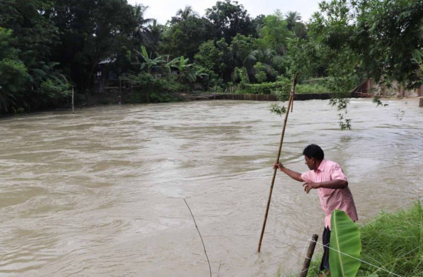 স্লুইচগেটের পানির স্রোতে ভাঙছে জমি