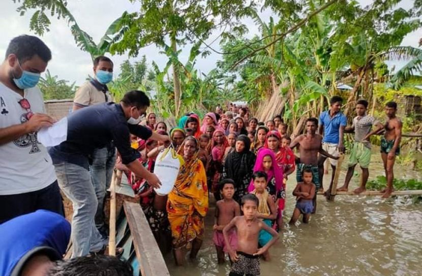 ত্রাণ নিয়ে বন্যার্তদের মাঝে ‘আমরা করবো জয়’