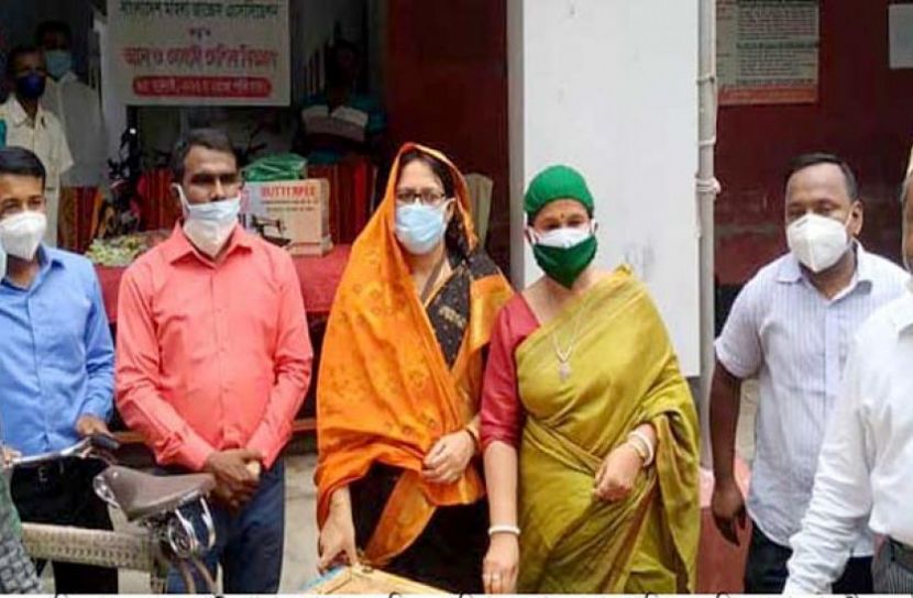 আম্পানে ক্ষতিগ্রস্তরা পেলেন সেলাই মেশিন ও ভ্যানগাড়ি