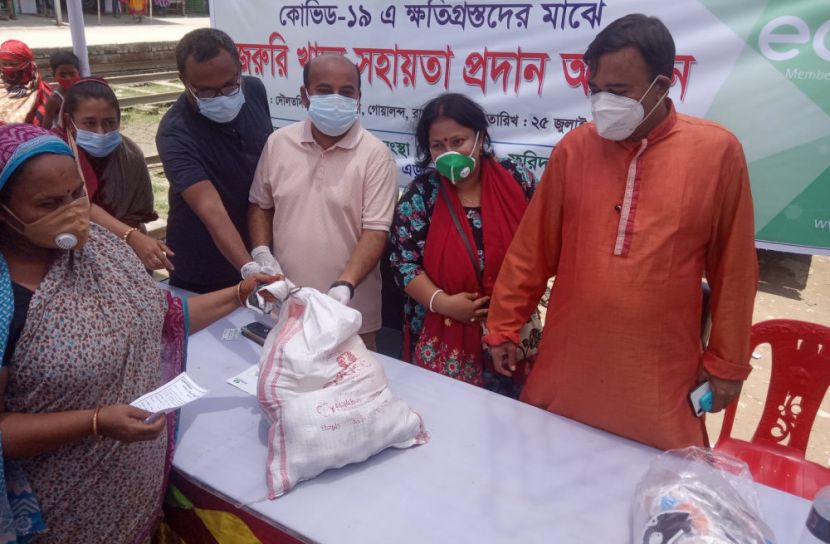 দৌলতদিয়া ঘাটে যৌনকর্মীদের মাঝে খাদ্যসামগ্রী বিতরণ
