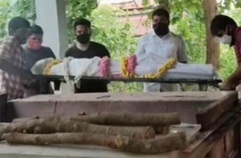 মুসলিম যুবক করল হিন্দু বৃদ্ধের শেষকৃত্য