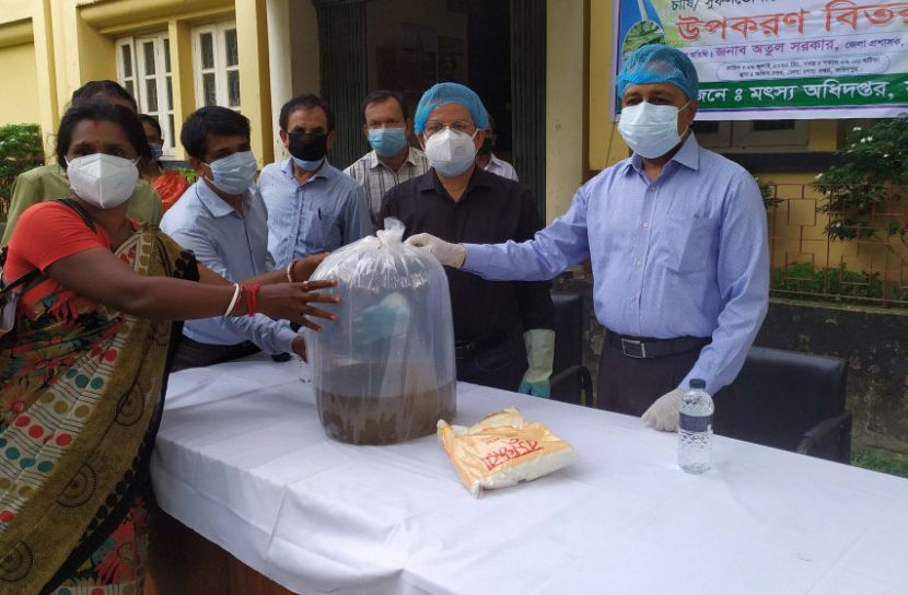 মৎস্যচাষিরা পেলেন মাছ চাষের উপকরণ