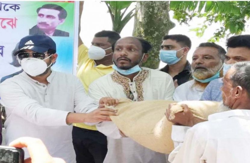 চরভদ্রাসনে এমপি নিক্সন চৌধুরীর ত্রাণ ও বাইসাইকেল বিতরণ