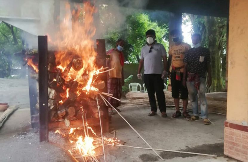 করোনায় মৃতদের সৎকার করছে উই কেয়ার 