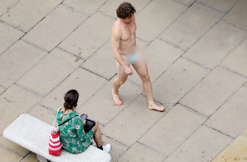 সারা শরীরে শুধু একটি মাস্ক, তাও আবার মুখে নয়!