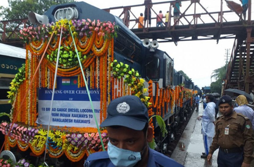 ভারতের ‘ঈদ উপহার’ ১০টি রেলইঞ্জিন বাংলাদেশে