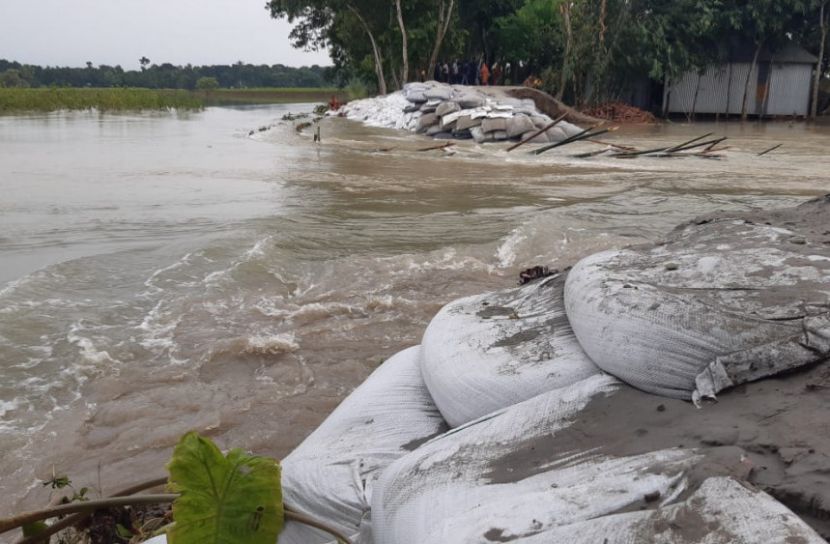 শহররক্ষা বাঁধ ভেঙে ফরিদপুরে বন্যা পরিস্থিতির অবনতি 