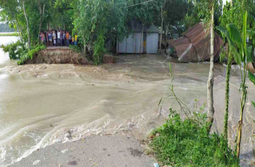 ভেঙে গেছে ফরিদপুর শহর রক্ষা বাঁধ