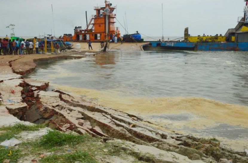 শিমুলিয়া ফেরিঘাটে প্রবল ভাঙ্গন