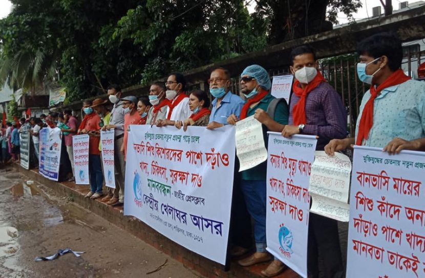 বন্যায় শিশুসুরক্ষার দাবিতে খেলাঘরের মানববন্ধন-স্মারকলিপি