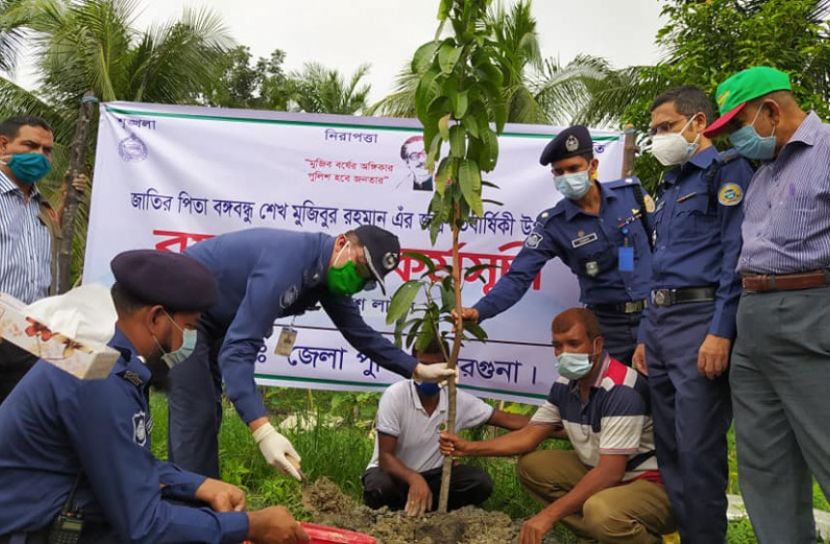 বরগুনায় চলছে পুলিশের মৎস্য অবমুক্তকরণ ও বৃক্ষরোপণ 