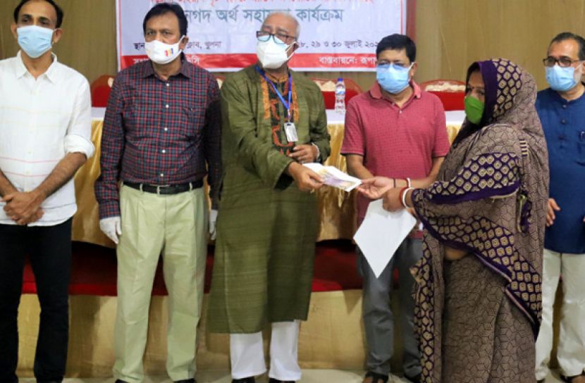 খুলনায় পরিচ্ছন্নতাকর্মী, বিধবা, স্বামী পরিত্যক্তা ও শিশুদের আর্থিক সহায়তা 