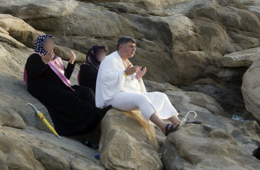 আরাফাত ময়দানে সমবেত হচ্ছেন হাজিরা