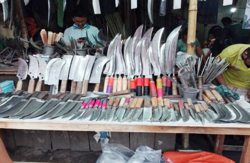 ত্রিমুখী প্রভাবে ক্রেতা শুন্য কামারপট্টি