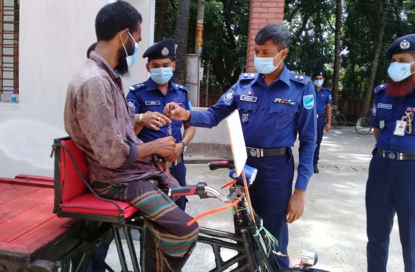 যন্ত্রচালিত ভ্যান দিয়ে প্রতিবন্ধিকে স্বাবলম্বী করলেন স্বেচ্ছাসেবীরা