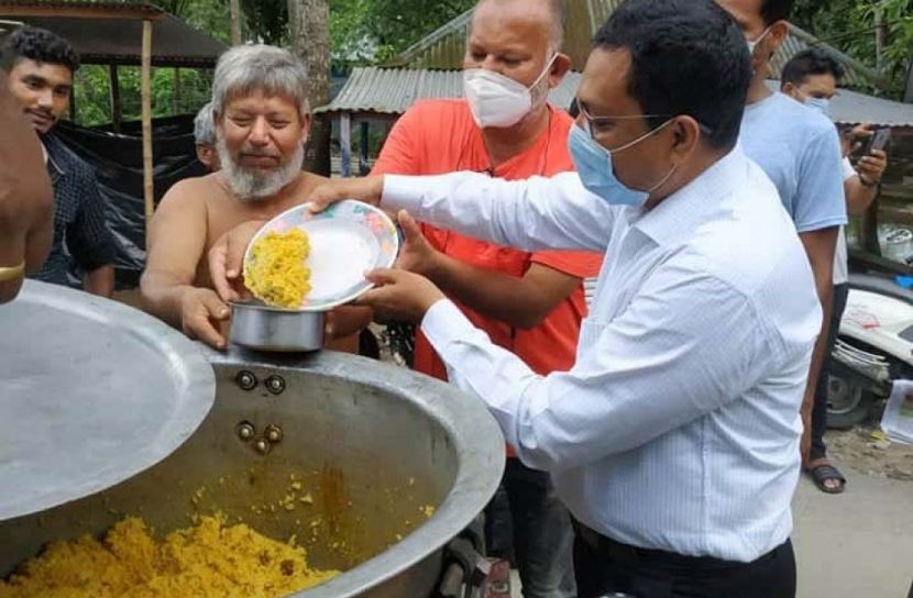 ফরিদপুরে ১৫০ জন বন্যার্তকে খাবার দিলো ‘আমরা সুহৃদ’