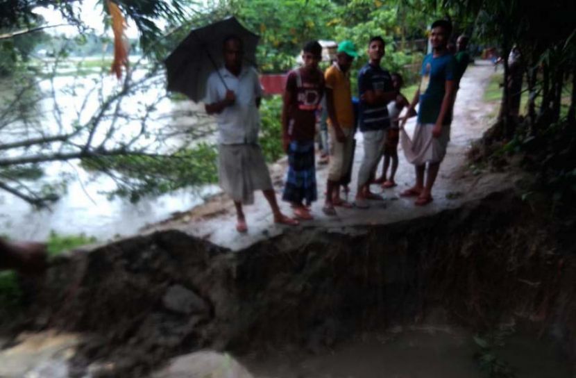 রাস্তা ভেঙে চরম দুর্ভোগে মানুষ