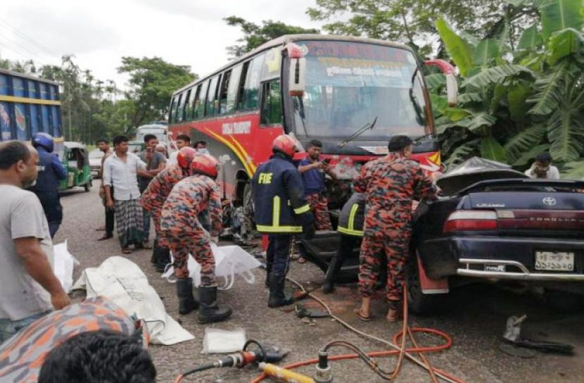 বাস-প্রাইভেটকার সংঘর্ষ: তিন সন্তানসহ স্বামী-স্ত্রী নিহত