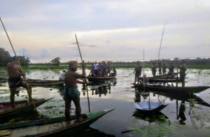 বিদ্যুৎস্পৃষ্ট হয়ে মাঝির মৃত্যু, নৌকাডুবিতে নিহত আরও ৪
