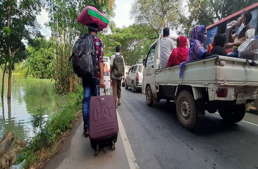 ঘরমুখী মানুষের ঈদ কাটছে যানজটে